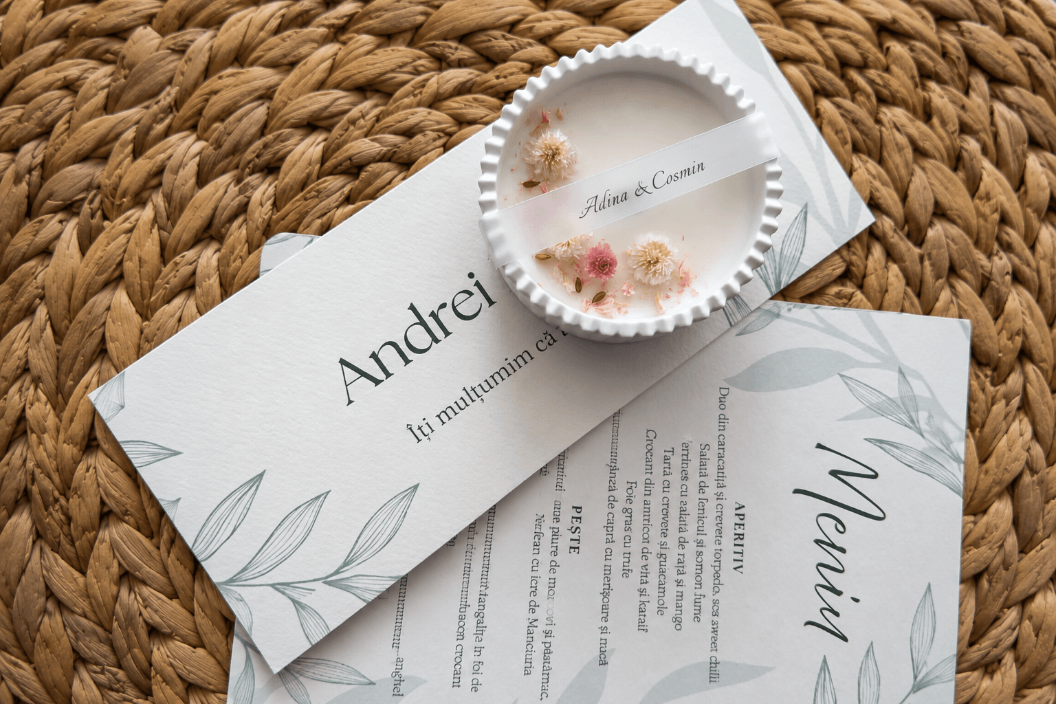 Mărturie de nuntă parfumată în recipient ceramic realizat manual, alături de un meniu și un plic pentru dar personalizate, create în aceeași temă pentru eveniment.