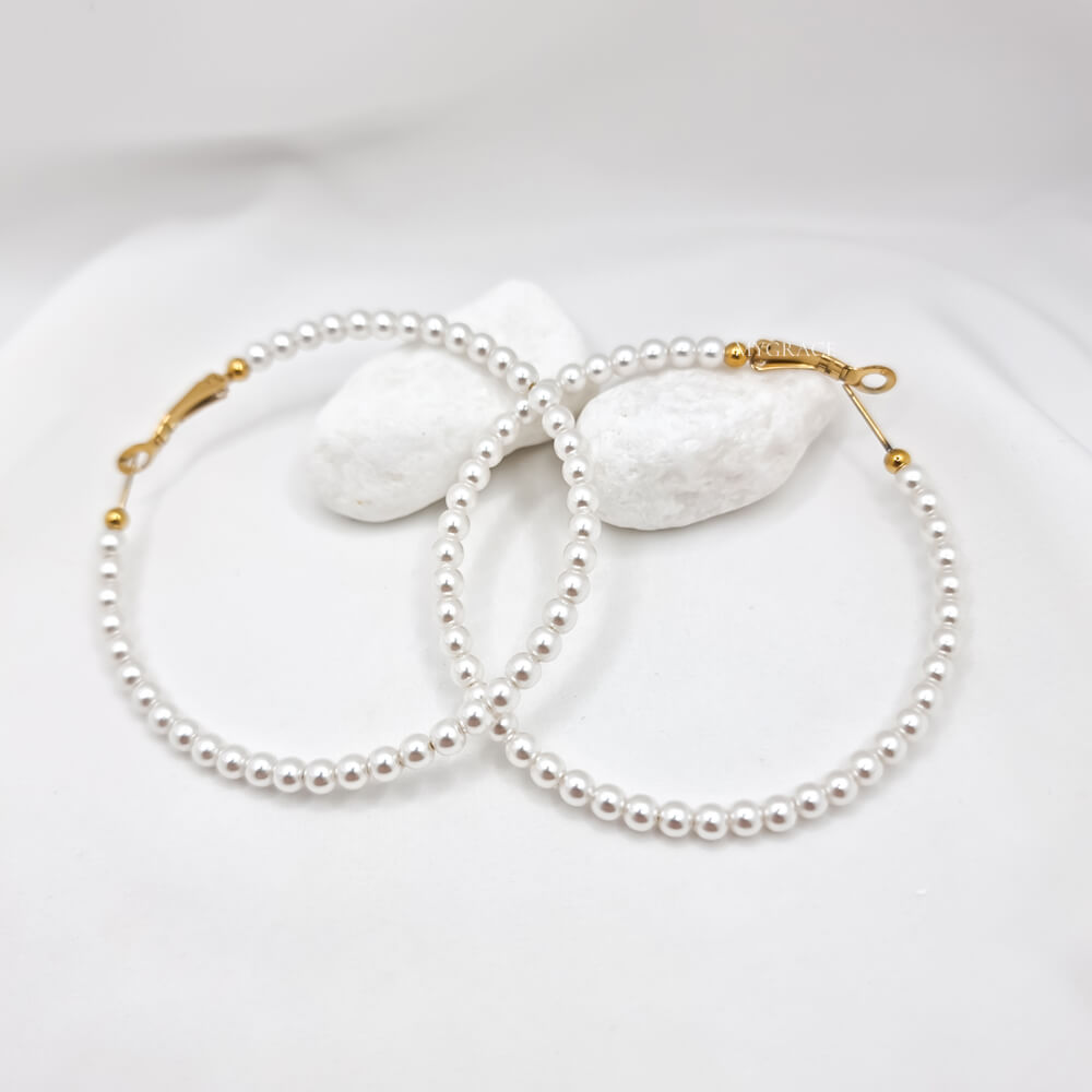 Cercei Hoop ”Be generous”, albi/ivoire, decorați cu perluțe, oțel inoxidabil