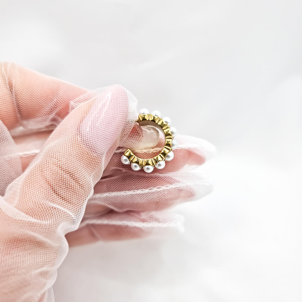 Cercei Hoop ”Be pure”, albi, decorați cu perluțe, oțel inoxidabil, placați cu aur 18K