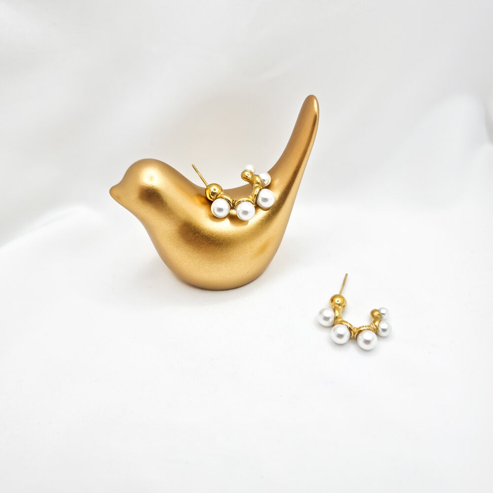 Cercei Hoop ”Be generous”, albi, decorați cu perluțe, oțel inoxidabil, placați cu aur 18K