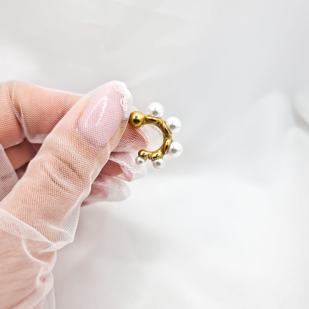 Cercei Hoop ”Be generous”, albi, decorați cu perluțe, oțel inoxidabil, placați cu aur 18K