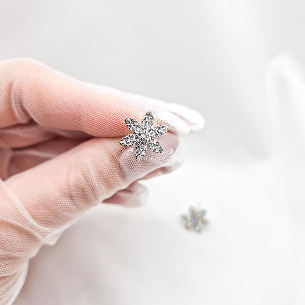 Cercei Stud ”Be luxurious”, argintii, decorați cu zirconiu, model floare, mireasă
