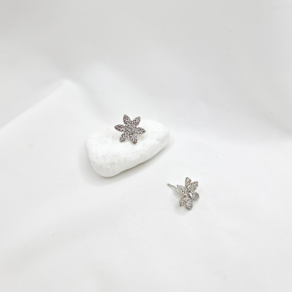 Cercei Stud ”Be luxurious”, argintii, decorați cu zirconiu, model floare, mireasă