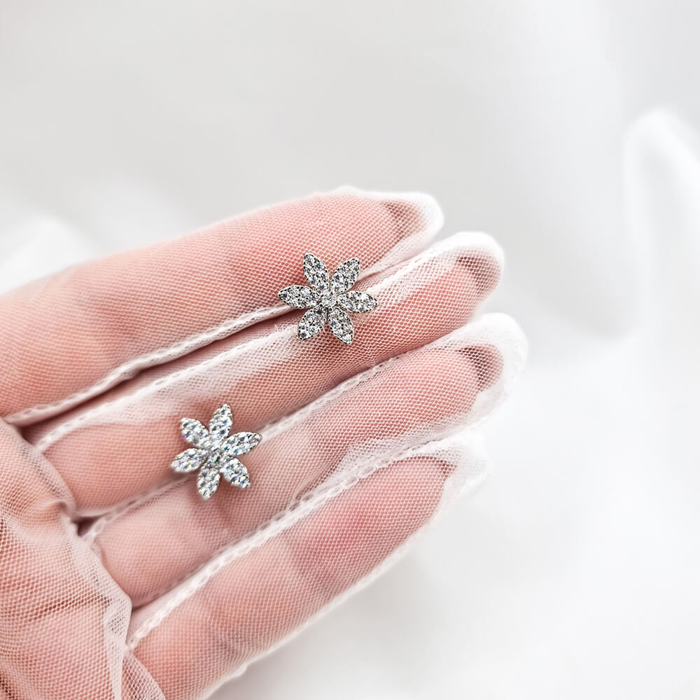 Cercei Stud ”Be luxurious”, argintii, decorați cu zirconiu, model floare, mireasă