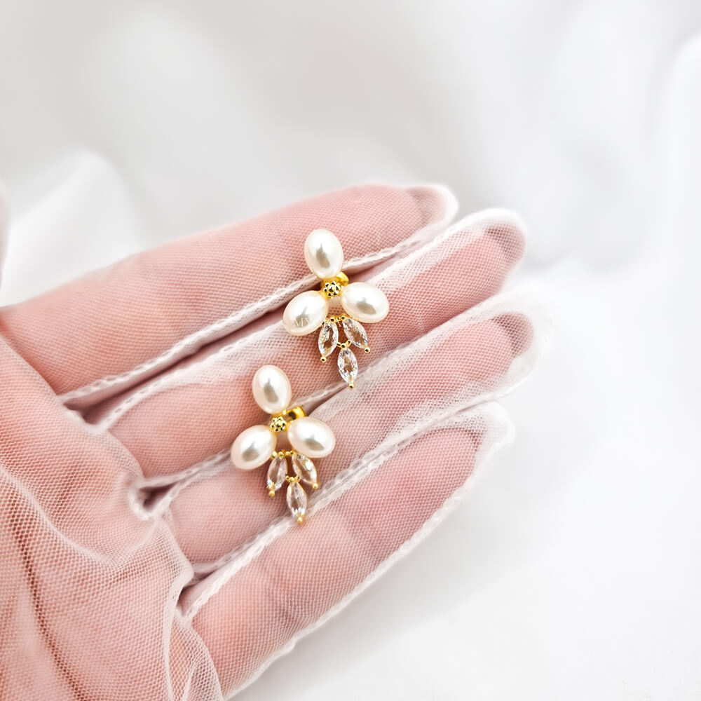 Cercei Stud ”Be sublime”, albi, decorați cu zirconiu și perluțe, model floral, mireasă
