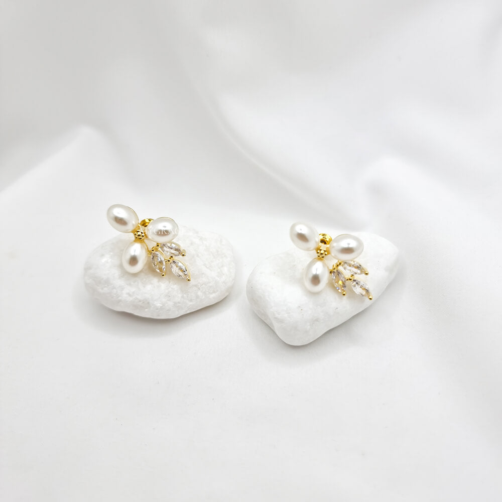 Cercei Stud ”Be sublime”, albi, decorați cu zirconiu și perluțe, model floral, mireasă