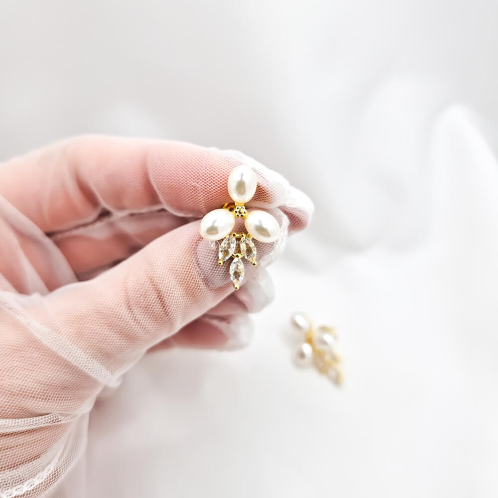 Cercei Stud ”Be sublime”, albi, decorați cu zirconiu și perluțe, model floral, mireasă