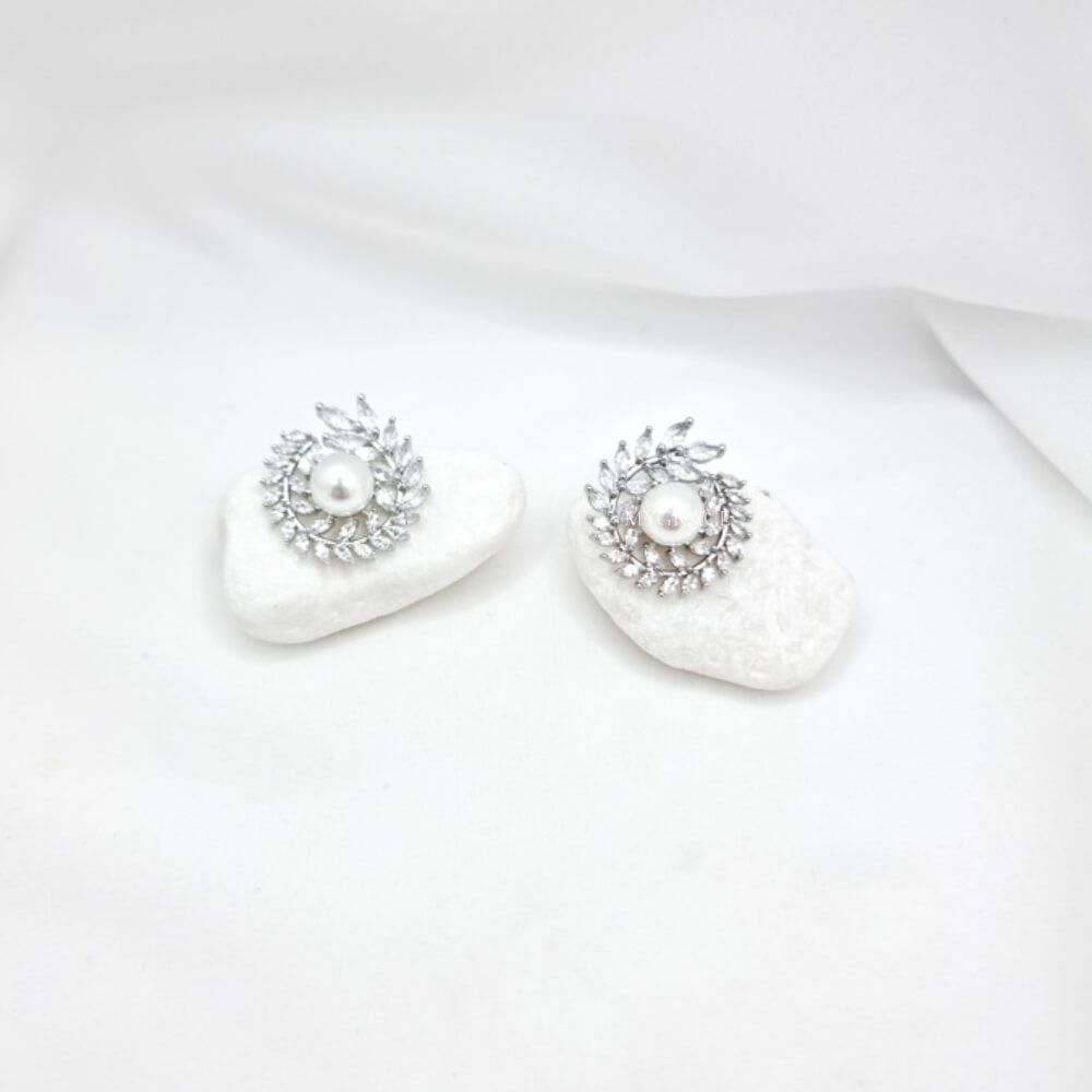 Cercei mireasă ”Be astonishing”, argintii, decorați cu perlă și zirconiu, tip stud