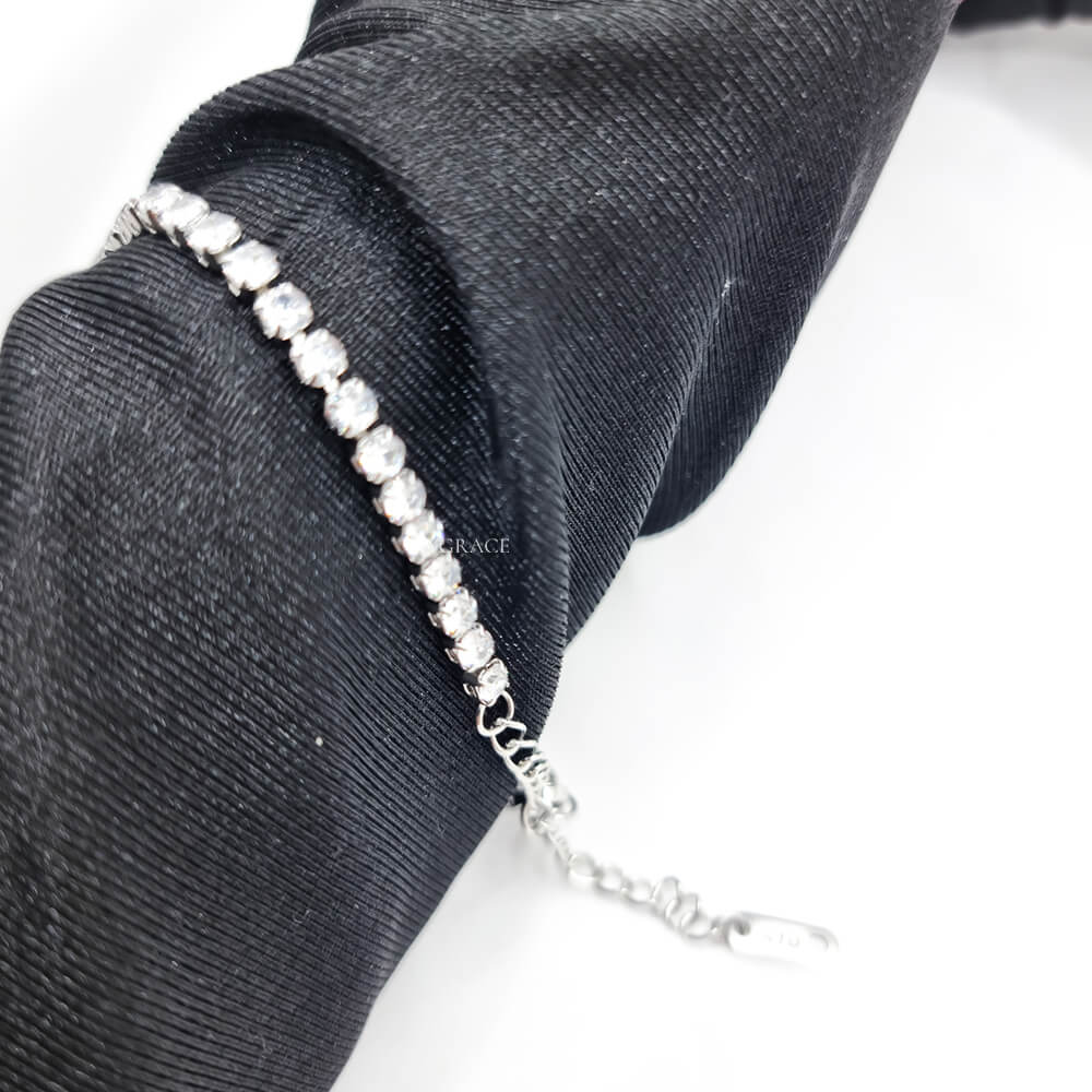Brățară oțel inoxidabil ”Be classy”, argintie, decorată cu cristale de sticlă, placată cu aur 18K, model tennis (3 mm)
