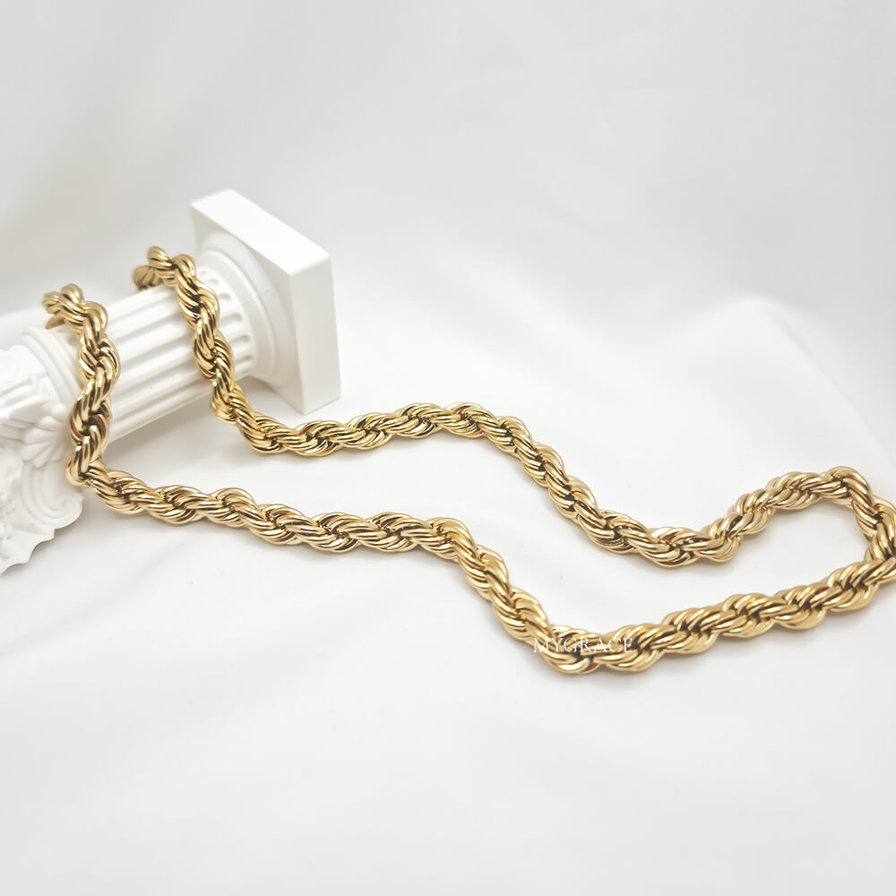 Colier oțel inoxidabil ”Be sophisticated” auriu, model răsucit, 0.7 cm