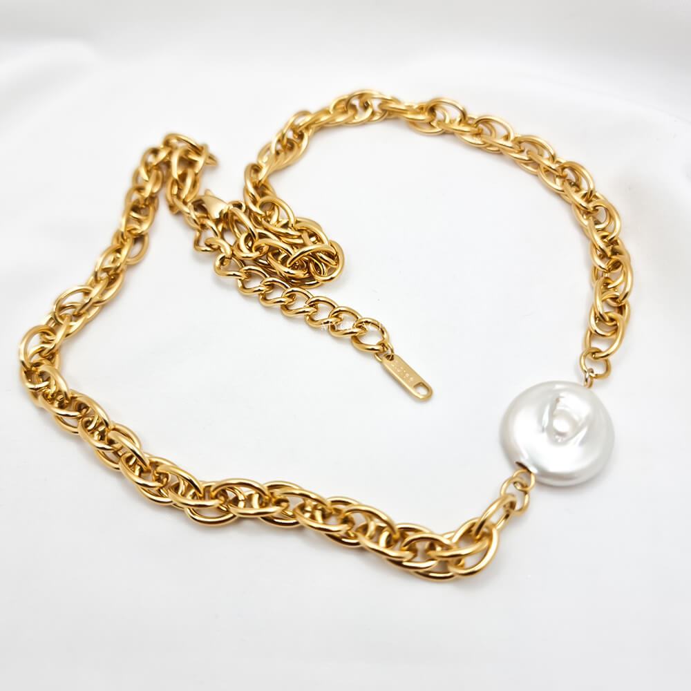 Colier/choker oțel inoxidabil ”Be sophisticated”, auriu, model zale, decorat cu perluță