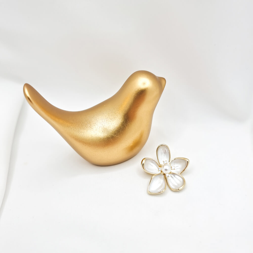 Broșă albă, model floare, decorată cu perluță și zirconiu, cupru