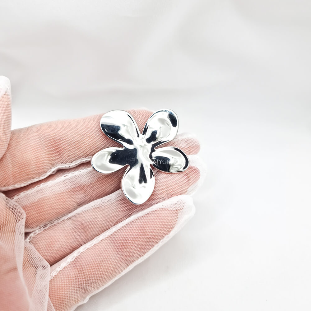 Broșă argintie, placată cu aur, model floare, oțel inoxidabil