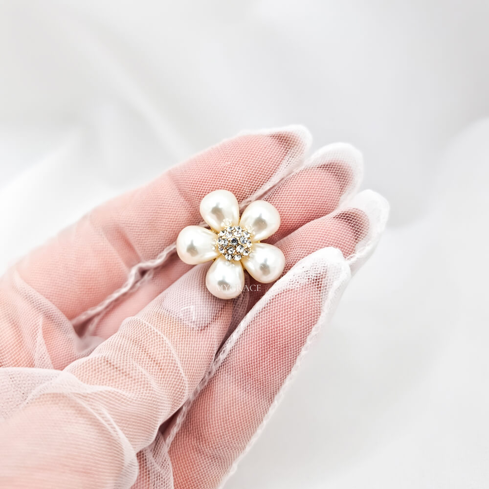 Broșă albă, model floare, decorată cu perluțe, tip pin