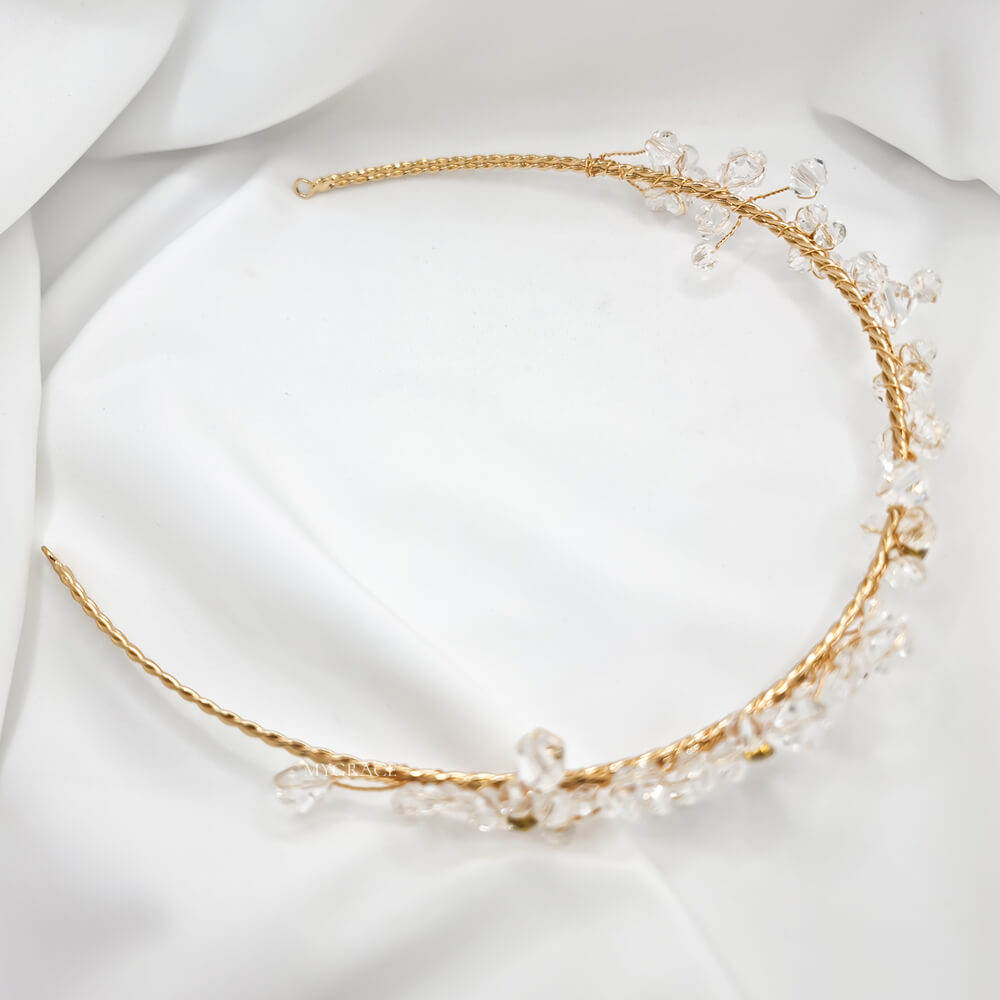 Accesoriu păr mireasă ”Be a Muse”, auriu, decorat cu cristale transparente și floricele, tip coroniță/diademă flexibilă (modelatoare)