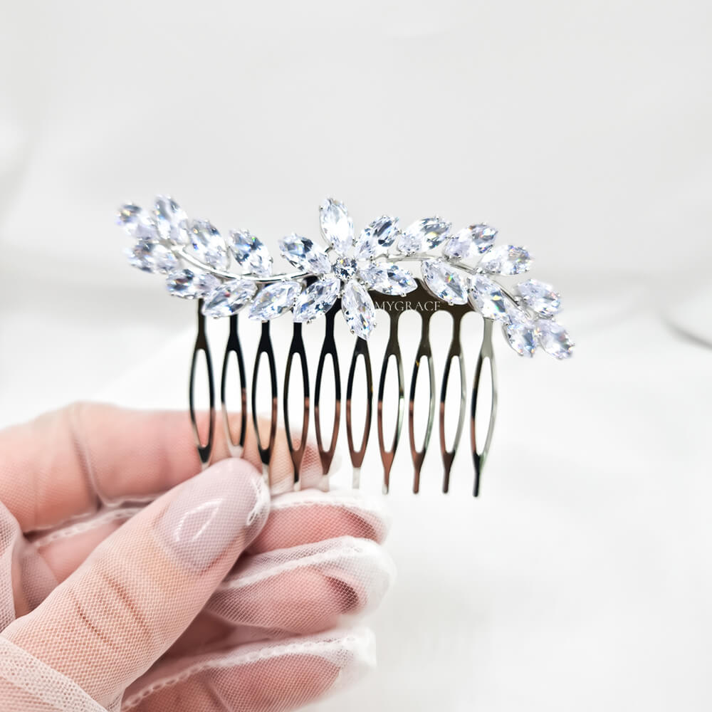 Accesoriu păr mireasă ”Be exquisite”, argintiu, tip pieptăn, decorat cu zirconiu, model floare