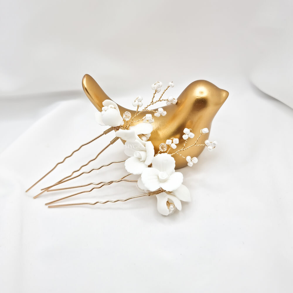 Accesoriu păr mireasă ”Be suave”, alb, tip ac de păr (pin), decorat cu floricele din lut polimeric și perluțe mici  (set 3 buc.)