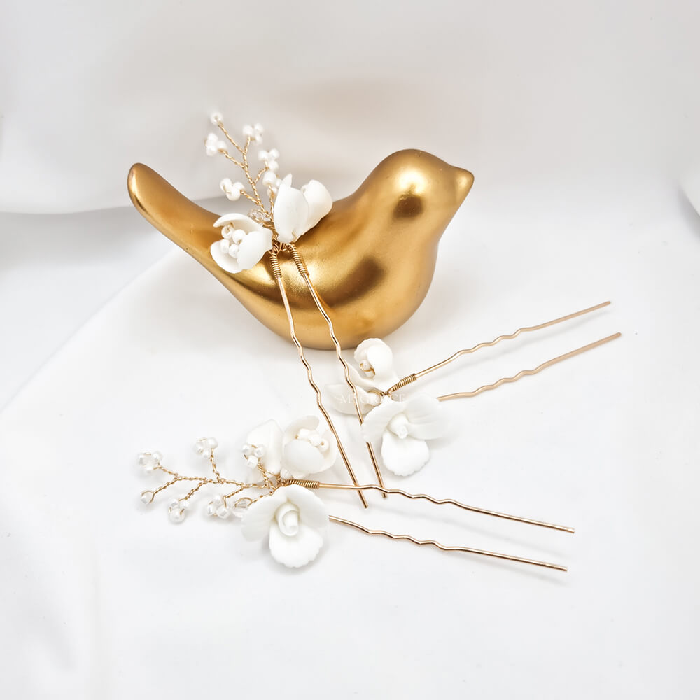 Accesoriu păr mireasă ”Be suave”, alb, tip ac de păr (pin), decorat cu floricele din lut polimeric și perluțe mici  (set 3 buc.)