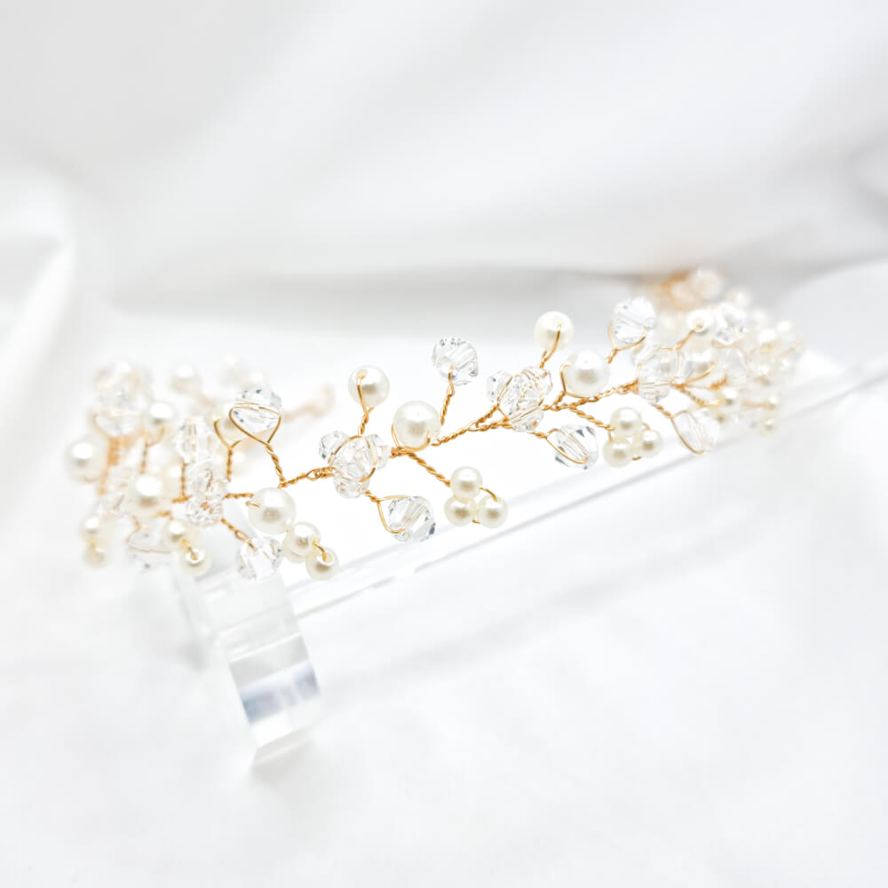 Accesoriu păr mireasă ”Be pure”, alb, fir auriu, cu perle și cristale transparente, tip coroniță/diademă flexibilă (modelatoare)