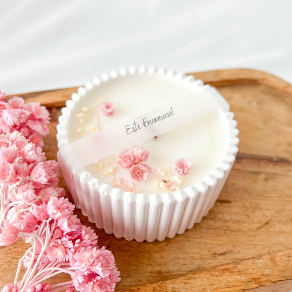 Lumânare parfumată ”Ești frumoasă”, ceară soia, vas ceramic handmade, decor floricele roz