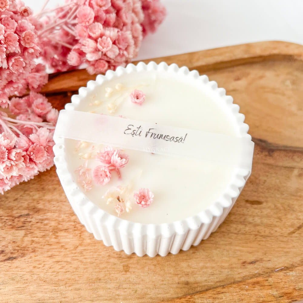 Lumânare parfumată ”Ești frumoasă”, ceară soia, vas ceramic handmade, decor floricele roz