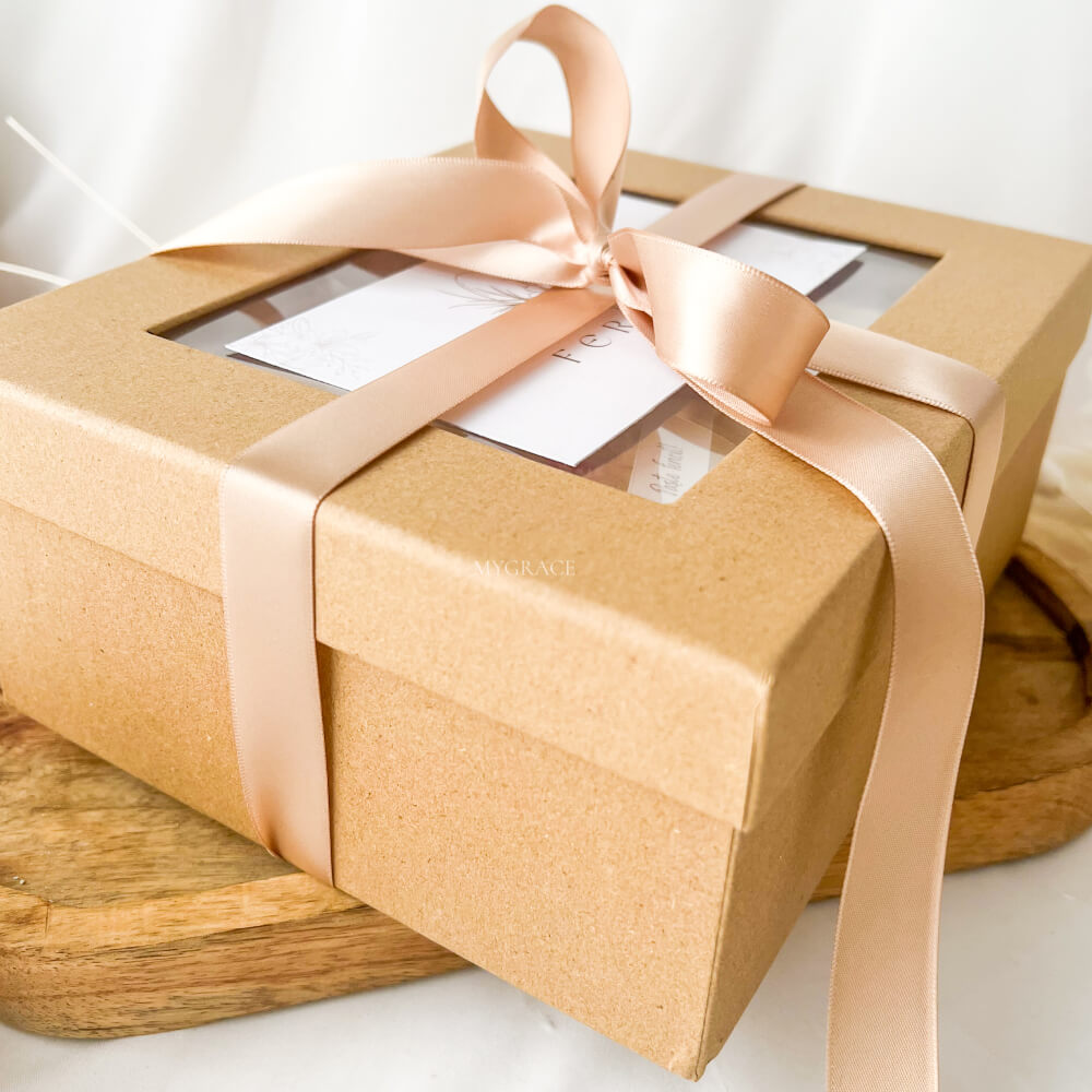 Cadou Paște ”Paște fericit” - set lumânări parfumate, ornament parfumat și tăviță ceramică handmade, ambalare premium
