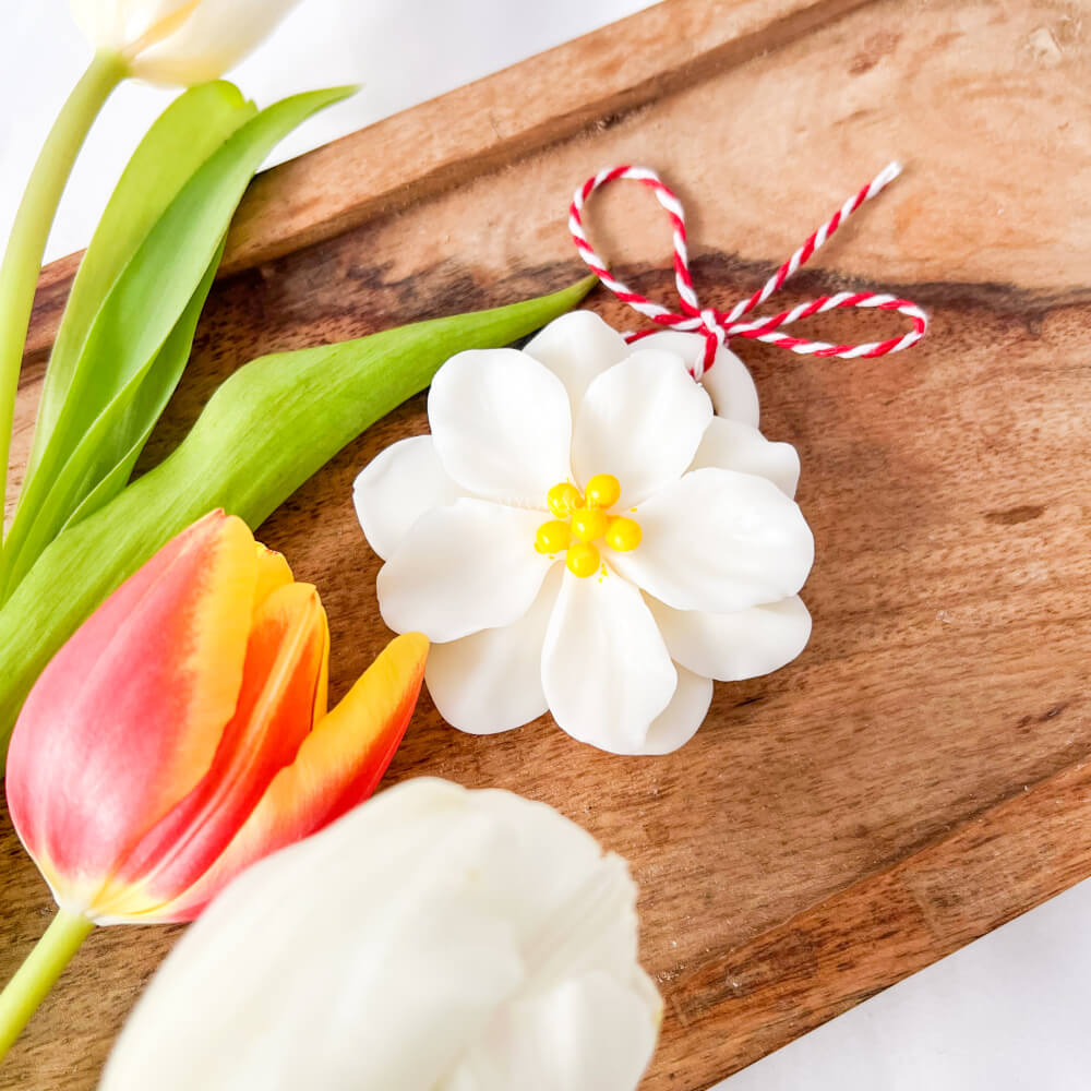 Mărțișor parfumat, ceară vegetală, tip ornament, model floare albă