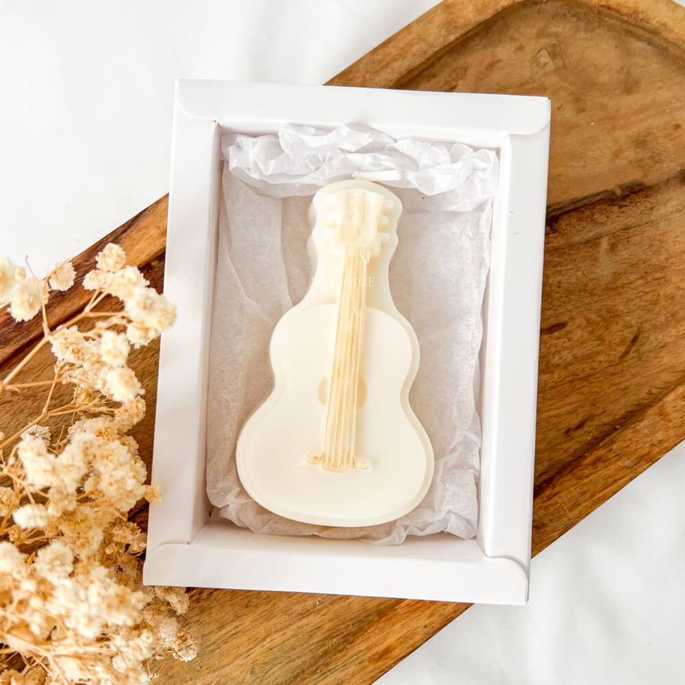 Lumânare motive muzicale, parfumată, model chitară, ceară naturală