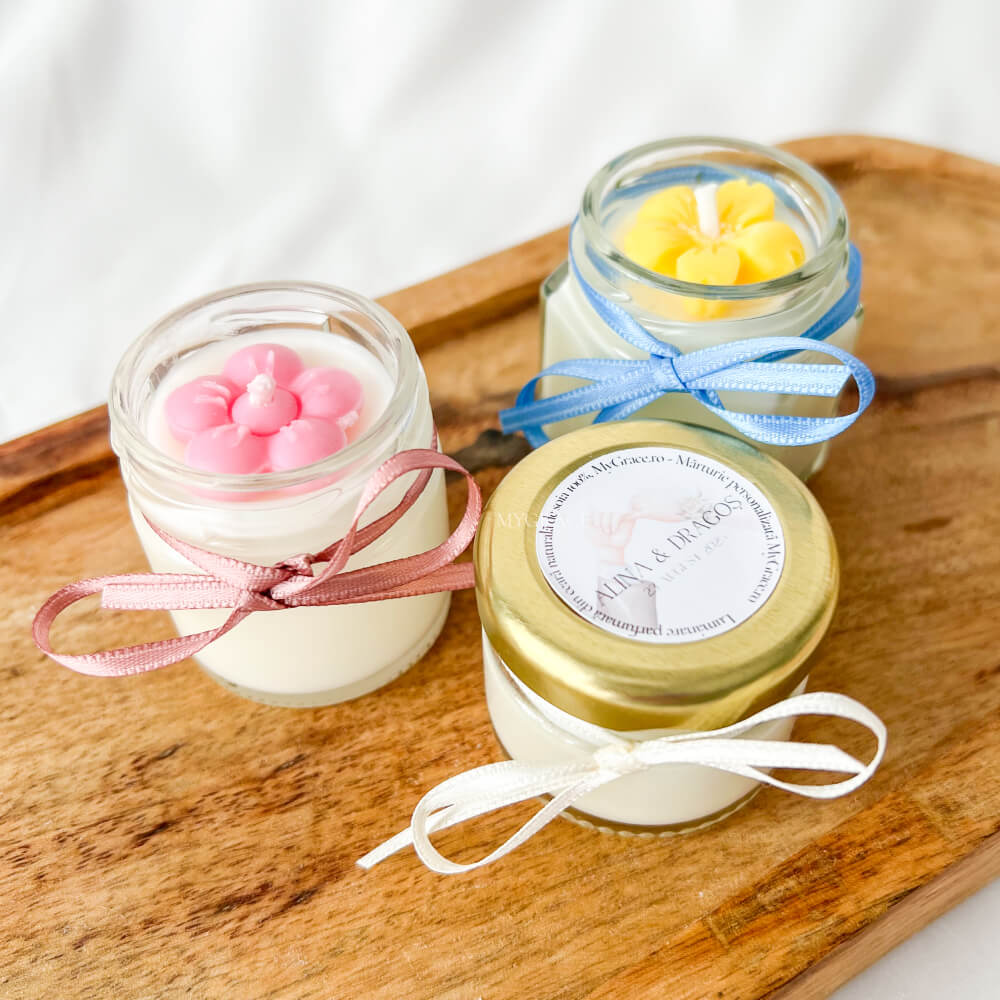 Mărturii botez/nuntă - Lumânare parfumată, ceară soia, borcănaș mini sticlă, decor floricele