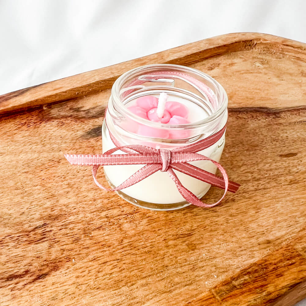 Mărturii botez/nuntă - Lumânare parfumată, ceară soia, borcănaș mini sticlă, decor floricele