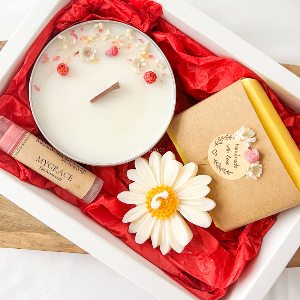 Cadou îngrijire și relaxare ”MyGrace Delicate” - lumânări parfumate, balsam de buze, săpun natural