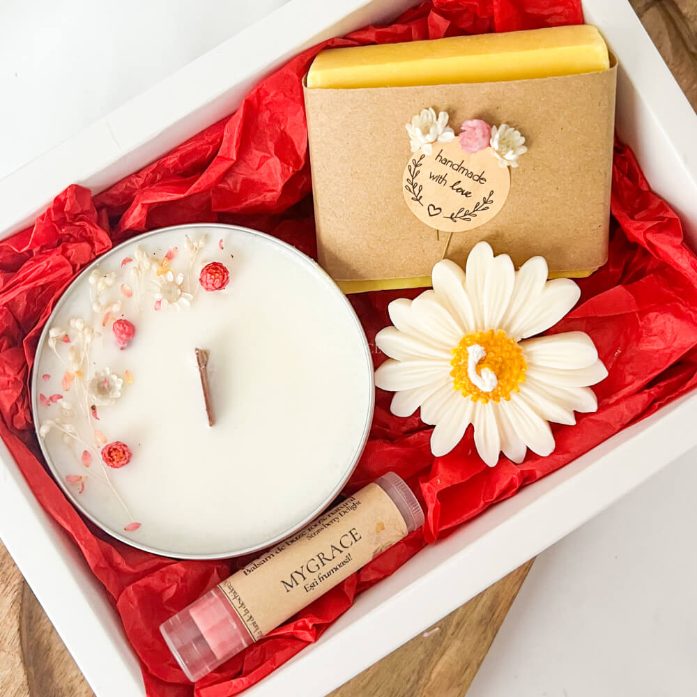 Cadou îngrijire și relaxare ”MyGrace Delicate” - lumânări parfumate, balsam de buze, săpun natural