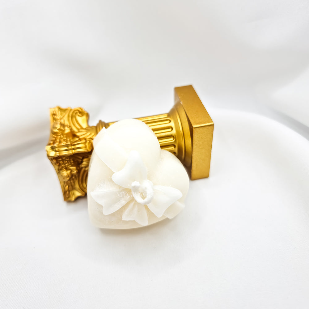 Mărțișor - Mini lumânare decorativă parfumată ceară palmier, Graceful touch (note florale și vanilie), model inimioară albă cu fundă