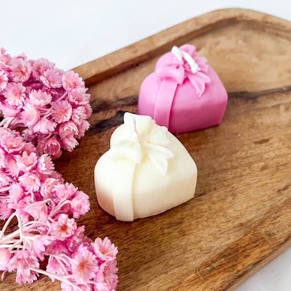 Mărțișor - Mini lumânare decorativă parfumată ceară palmier, Graceful touch (note florale și vanilie), model inimioară albă cu fundă