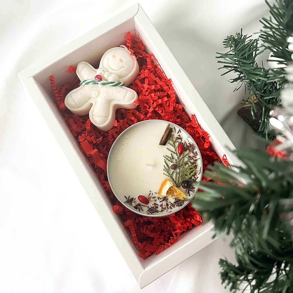 Set cadou Crăciun/Secret Santa lumânări din ceară naturală de soia și palmier, A Graceful Christmas, cu note de arțar, portocală și condimente (1 lumânare ceară palmier omuleț de turtă dulce și 1 lumânare ceară soia vas aluminiu)