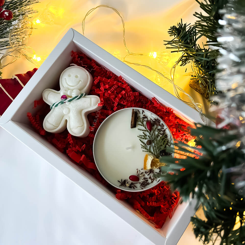 Set cadou Crăciun/Secret Santa lumânări din ceară naturală de soia și palmier, A Graceful Christmas, cu note de arțar, portocală și condimente (1 lumânare ceară palmier omuleț de turtă dulce și 1 lumânare ceară soia vas aluminiu)