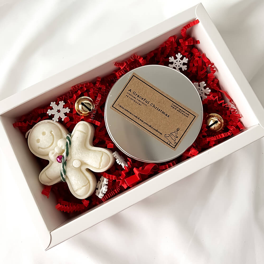 Set cadou Crăciun/Secret Santa lumânări din ceară naturală de soia și palmier, A Graceful Christmas, cu note de arțar, portocală și condimente (1 lumânare ceară palmier omuleț de turtă dulce și 1 lumânare ceară soia vas aluminiu)