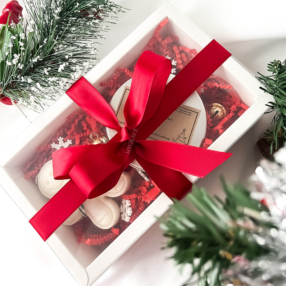Set cadou Crăciun/Secret Santa lumânări din ceară naturală de soia și palmier, A Graceful Christmas, cu note de arțar, portocală și condimente (1 lumânare ceară palmier omuleț de turtă dulce și 1 lumânare ceară soia vas aluminiu)