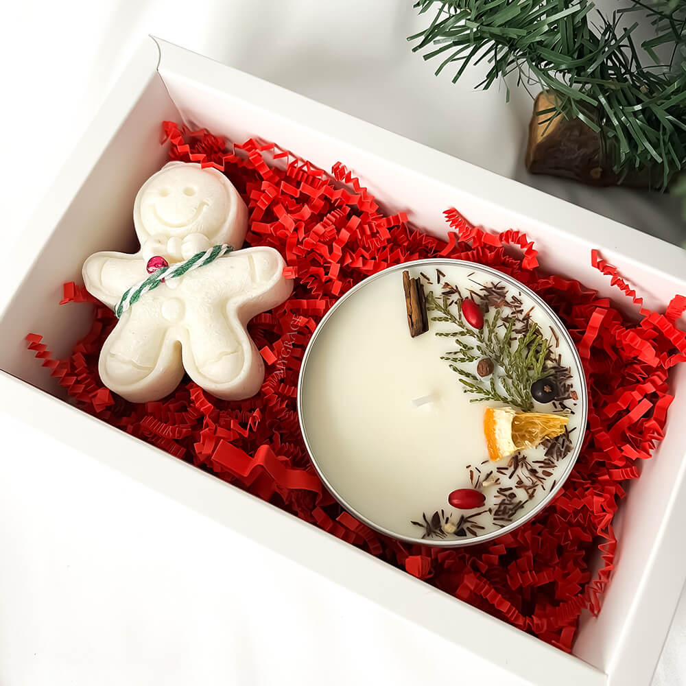 Set cadou Crăciun/Secret Santa lumânări din ceară naturală de soia și palmier, A Graceful Christmas, cu note de arțar, portocală și condimente (1 lumânare ceară palmier omuleț de turtă dulce și 1 lumânare ceară soia vas aluminiu)