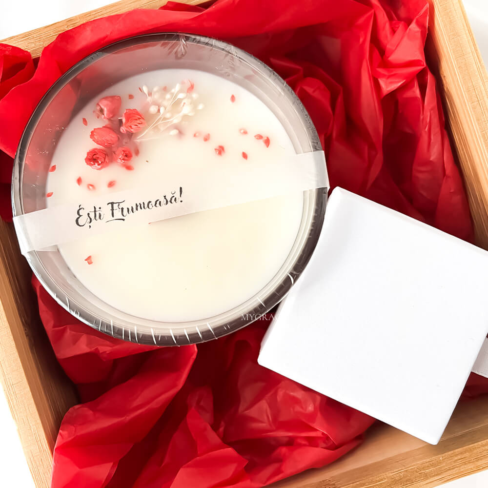 Set cadou ”Ești frumoasă” (1 pereche cercei din argint 925 cu perle de cultură, 1 lumânare ceară soia vas sticlă - decor floricele roșii)