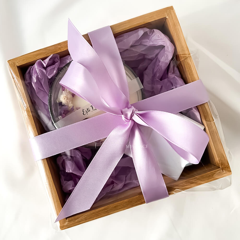 Set cadou ”Ești frumoasă” (1 pereche cercei din argint 925 cu perle de cultură, 1 lumânare ceară soia vas sticlă - decor floricele mov)