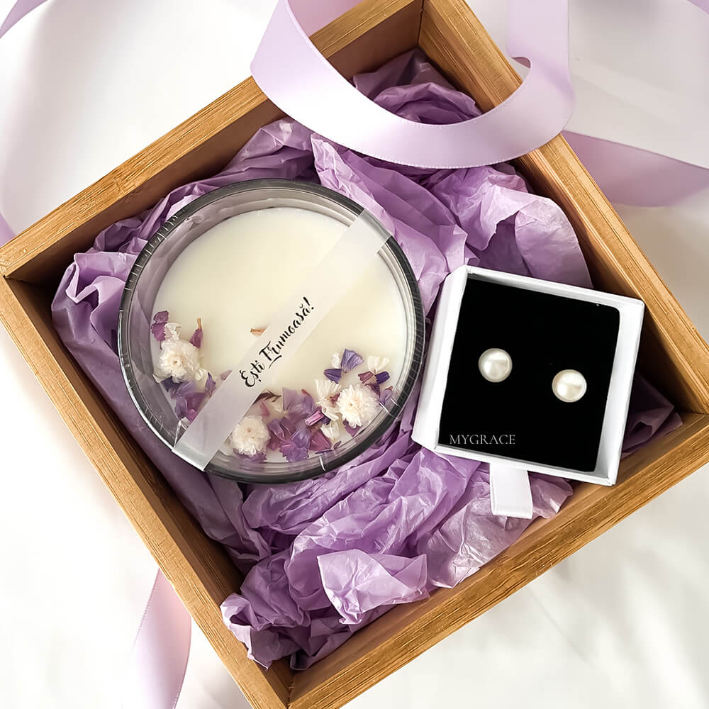 Set cadou ”Ești frumoasă” (1 pereche cercei din argint 925 cu perle de cultură, 1 lumânare ceară soia vas sticlă - decor floricele mov)