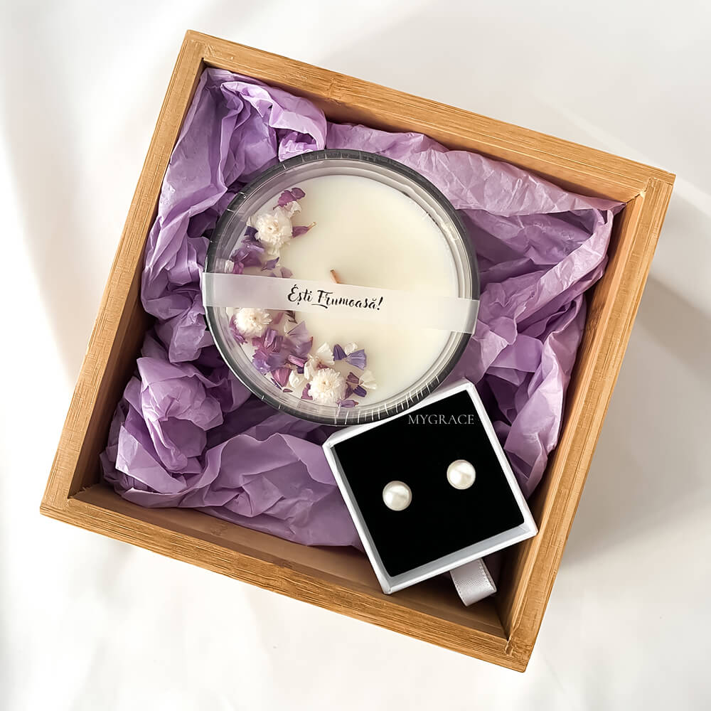 Set cadou ”Ești frumoasă” (1 pereche cercei din argint 925 cu perle de cultură, 1 lumânare ceară soia vas sticlă - decor floricele mov)