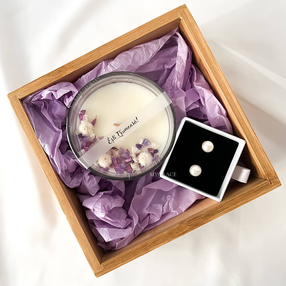 Set cadou ”Ești frumoasă” (1 pereche cercei din argint 925 cu perle de cultură, 1 lumânare ceară soia vas sticlă - decor floricele mov)