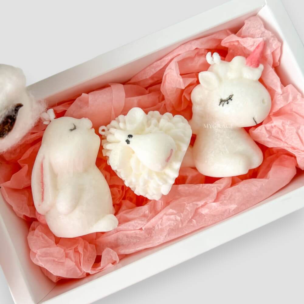 Set cadou ”Sweet dreams” - set 3 lumânări parfumate în formă de unicorn/oiță/iepuraș, ceară vegetală 100%, parfum vată de zahăr/caramel