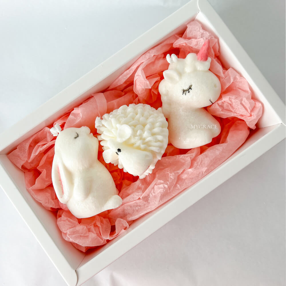 Set cadou ”Sweet dreams” - set 3 lumânări parfumate în formă de unicorn/oiță/iepuraș, ceară vegetală 100%, parfum vată de zahăr/caramel