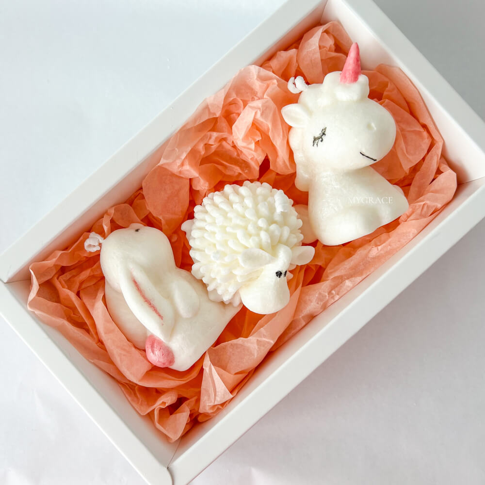 Set cadou ”Sweet dreams” - set 3 lumânări parfumate în formă de unicorn/oiță/iepuraș, ceară vegetală 100%, parfum vată de zahăr/caramel
