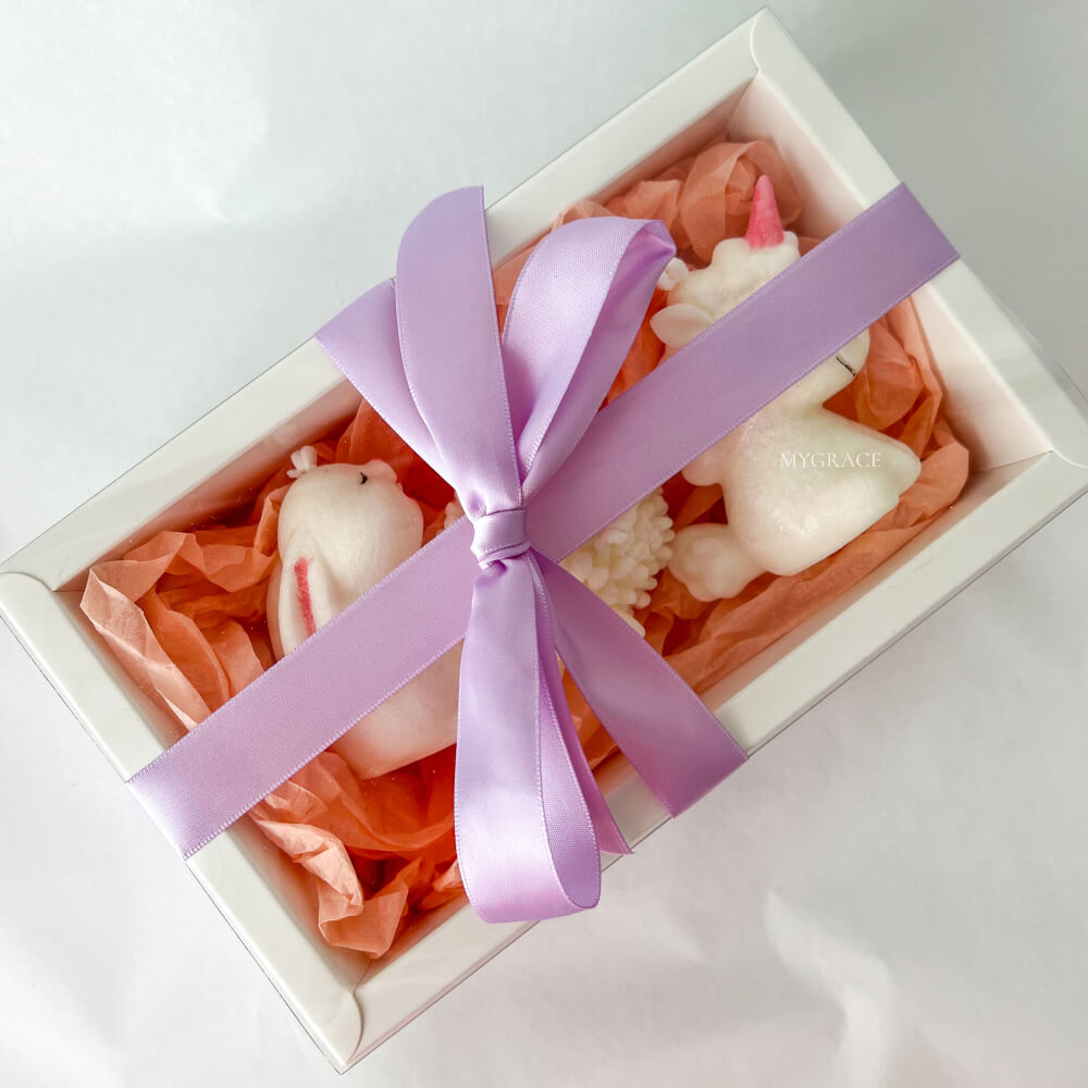 Set cadou ”Sweet dreams” - set 3 lumânări parfumate în formă de unicorn/oiță/iepuraș, ceară vegetală 100%, parfum vată de zahăr/caramel