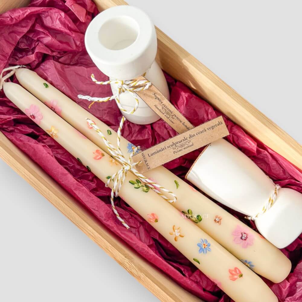 Set cadou ”Reverie” - set lumânări conice pentru sfeșnic, pictate manual, model floral (2 buc) și suport ceramic pentru lumânări (2 buc.)