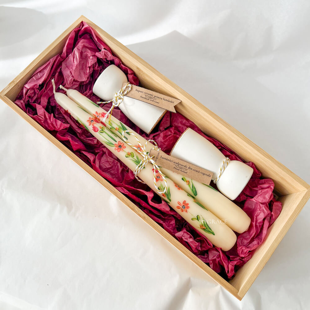 Set cadou ”Reverie” - set lumânări conice pentru sfeșnic, pictate manual, model floral (2 buc) și suport ceramic pentru lumânări (2 buc.)